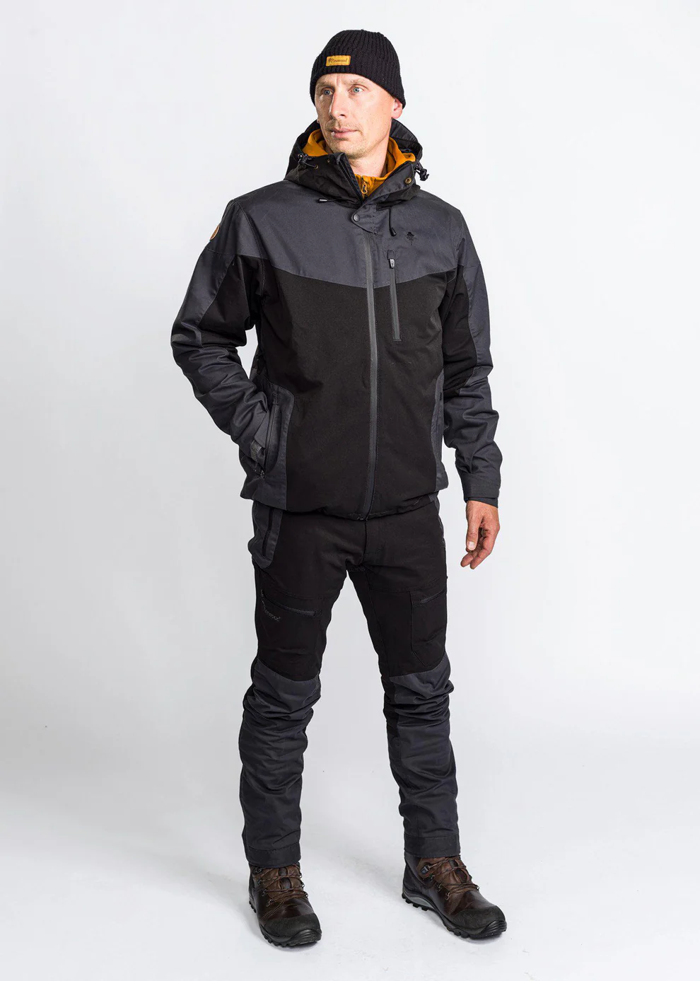 5300-407-60_Pinewood-Jacket-Finnveden-Hybrid-Extreme_Black-Dark-Anthracite